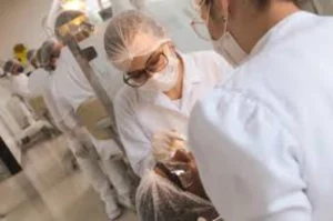 Sedação consciente com óxido nitroso, proporcionando relaxamento e conforto Dentista em CIDADE DEZ.