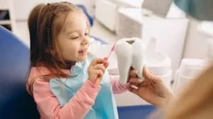 Primeira consulta odontológica para crianças, realizada por especialistas Dentista em CIDADE DEZ