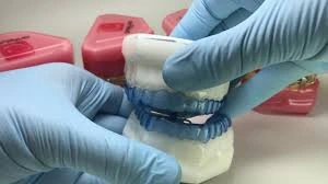 Cuidados com a higienização de próteses dentárias para garantir sua durabilidade Dentista em CIDADE DEZ.